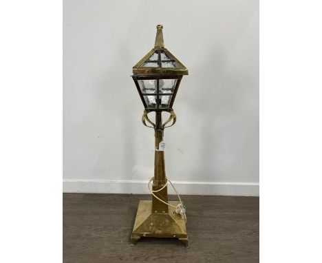 BRASS TABLE LAMP, EARLY/MID 20TH CENTURY modelled in the form of a street lamp100cm high