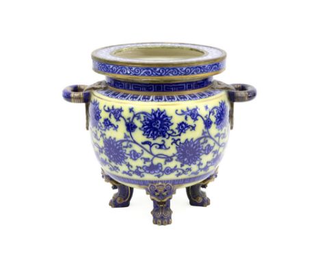 antique Chinese style jardinier in ceramic with a Chinese design and ornamentation ||Antieke jardinière met grepen in faïence