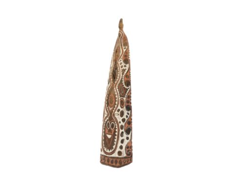 Papua New Guinean lower Ramu river canoe prow in wood with typical ornamentation ||PAPOEASIE NIEUW - GUINEA  -  regio van de 