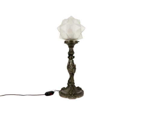 antique table lamp with metal base and (later) shade in glas ||Antieke lamp met voet in verzilverde brons met getorsadeerde v