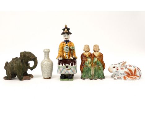 five Chinese porcelain or ceramic items ||Varia (5) Chinese items in porselein of faïence 