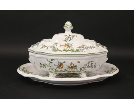 French tureen on plate in ceramic from Moustiers ||Gedekselde terrine op schaal in faïence van Moustiers  -  breedte : 45 cm