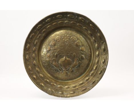 quite big, presumably 17th Cent. brass offering basin ||Grote, allicht zeventiende eeuwse, ronde offerandeschaal in koper met