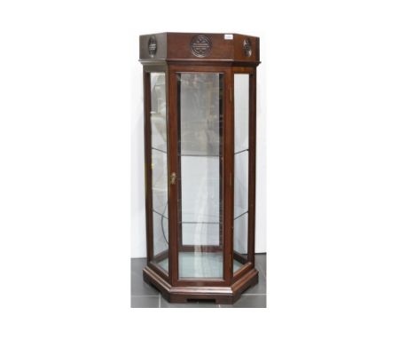 20th Chinese display cabinet with built-in lighting ||20 ste eeuwse Chinese vitrine met zeshoekige basis en met één deur en i