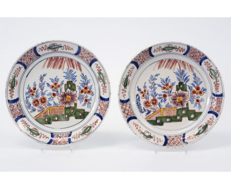 pair of antique pancake plates in ceramic from Delft,  marked APK, with a polychrome flowers decor ||Paar antieke pannekoeken
