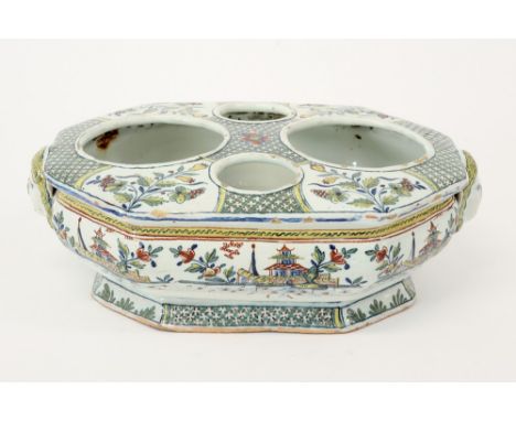 bottom of a cruetset in ceramic from Rouen with a polychrome Chinese-style decor ||Antiek Frans onderstel voor een olie- en a