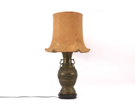 Chinese bronze vase made into a lamp ||Chinese bronzen vaas, gemonteerd als lampevoet  -  hoogte : 45 cm  -  met kap 