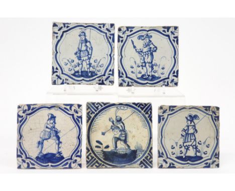 five quite rare 17th Cent. tiles in ceramic from Delft, each with the depiction of a soldier in armor or in uniform  ||Lot va