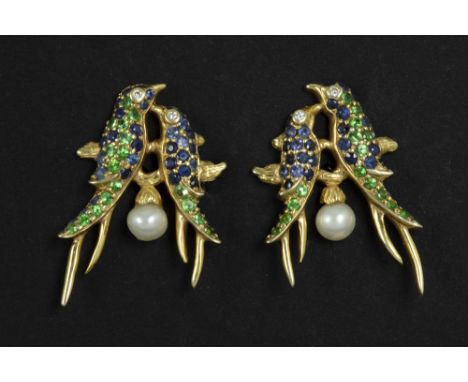 pair of earrings in yellow gold (18 carat) with a cute design with two birds and with tsavarite, sapphire and a pearl ||Paar 