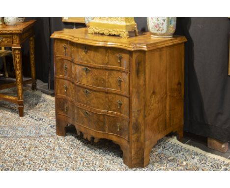 very good 18th Cent. chest of drawers with rare small sizes in walnut ||Zeer goede achttiende eeuwse, door het kleine formaat