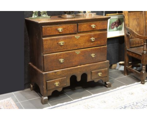17th Cent. English chest of drawers in oak ||Zeventiende eeuwse Engelse commode in eik met zes laden en typisch koperbeslag o