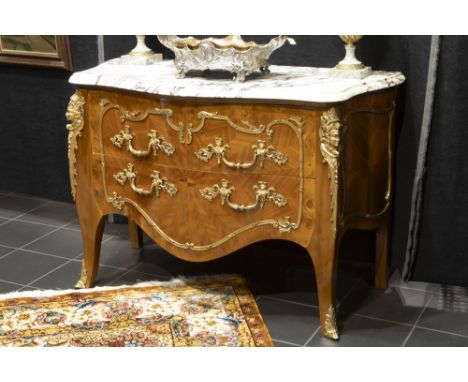 Louis XV style chest of drawers in burr of walnut with mountings in gilded bronze and with a quite thick marble top ||Mooie c
