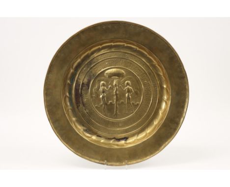 17th Cent. brass basin with repoussé decor with "Adam and Eve" in the middle, surrounded by scriptures ||Zeventiende eeuwse k