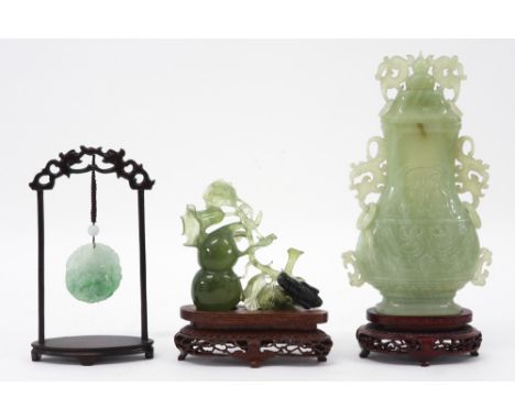 three Chinese jade sculptures ||Lot van drie Chinese sculpturen in jade  -  hoogtes van 5 tot 23 cm 