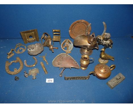 A quantity of brass/copper to include an elephant, salt scuttle, door knocker etc.
