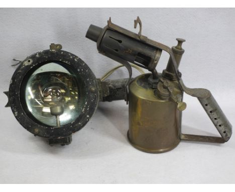 WWII ADMIRALTY PATTERN PORTABLE SIGNALLING LANTERN and an Optimus brass blow lamp, the signalling lamp with Serial No 230605 