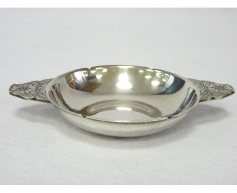 A SMALL SILVER BONBON/SWEETMEATS DISH with floral and Celtic style patterned shaped handles, 3.2 ozt, London 1946, Maker Robe