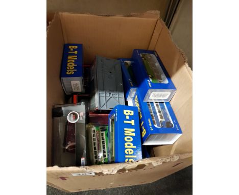 BOX LOT OF MODEL CARS, BUSES ETC