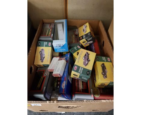 BOX LOT OF MODEL CARS, BUSES ETC 