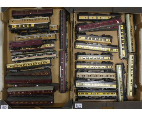 Collection of loose OO Gauge carriages from Hornby, Hornby Dublo, Tri-ang and Airfix to include GWR, Paddington-Swansea, Pull