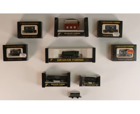 A group of Graham Farish by Bachmann N gauge rolling stock/carriages, engine to include numbers 2404, 2204, 9427, 2304, 2104,