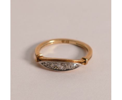 18ct gold ring set with 5 diamonds, size M, 2.2g.