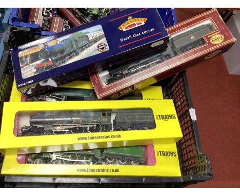 Five 00 gauge locomotives by Hornby, Bachmann and GMR, including boxed Bachmann Collett 0-6-0 in BR Green, and GMR Castle Cla