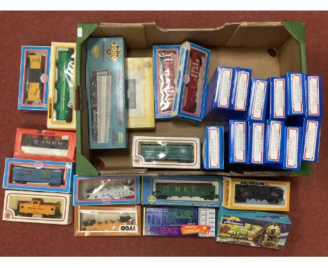 Approximately Twenty-Eight boxed items of HO scale American rolling stock by Bachmann, Roundhouse, Model Power and others, in