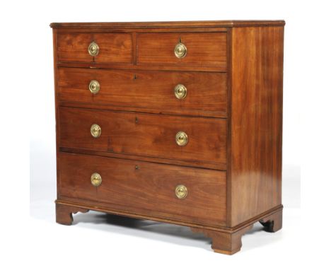 A Regency early 19th century mahogany chest of drawers. With two short drawers above three long graduated drawers, on bracket