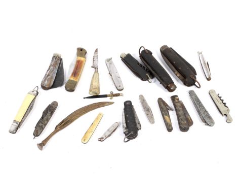 A collection of assorted vintage penknives. Including British folding jack knife with marlin rope spike, etc