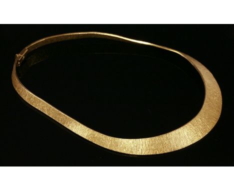 A woven gold graduated collarette, c.1950,of fine Milanese mesh with light surface highlighting to a concealed box clasp.  Te