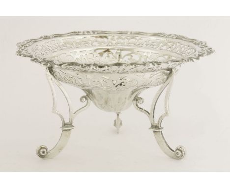 An Edwardian silver dish, by Walker & Hall, Sheffield 1906,of scroll pierced shaped circular form with foliate scroll border 