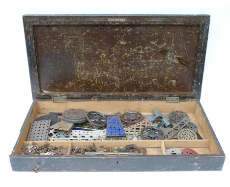 Marklin metal construction set with some Meccano pieces, in original wooden box 