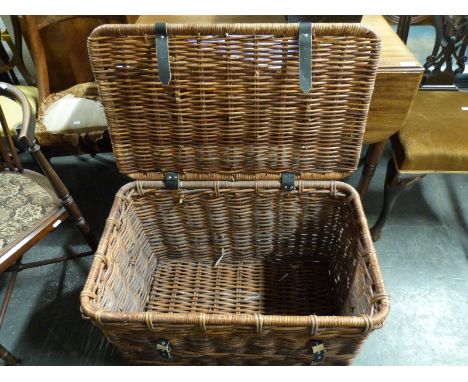A wicker basket or large hamper with leather straps and looped wicker handles (H45 x L75 x W47cm) 