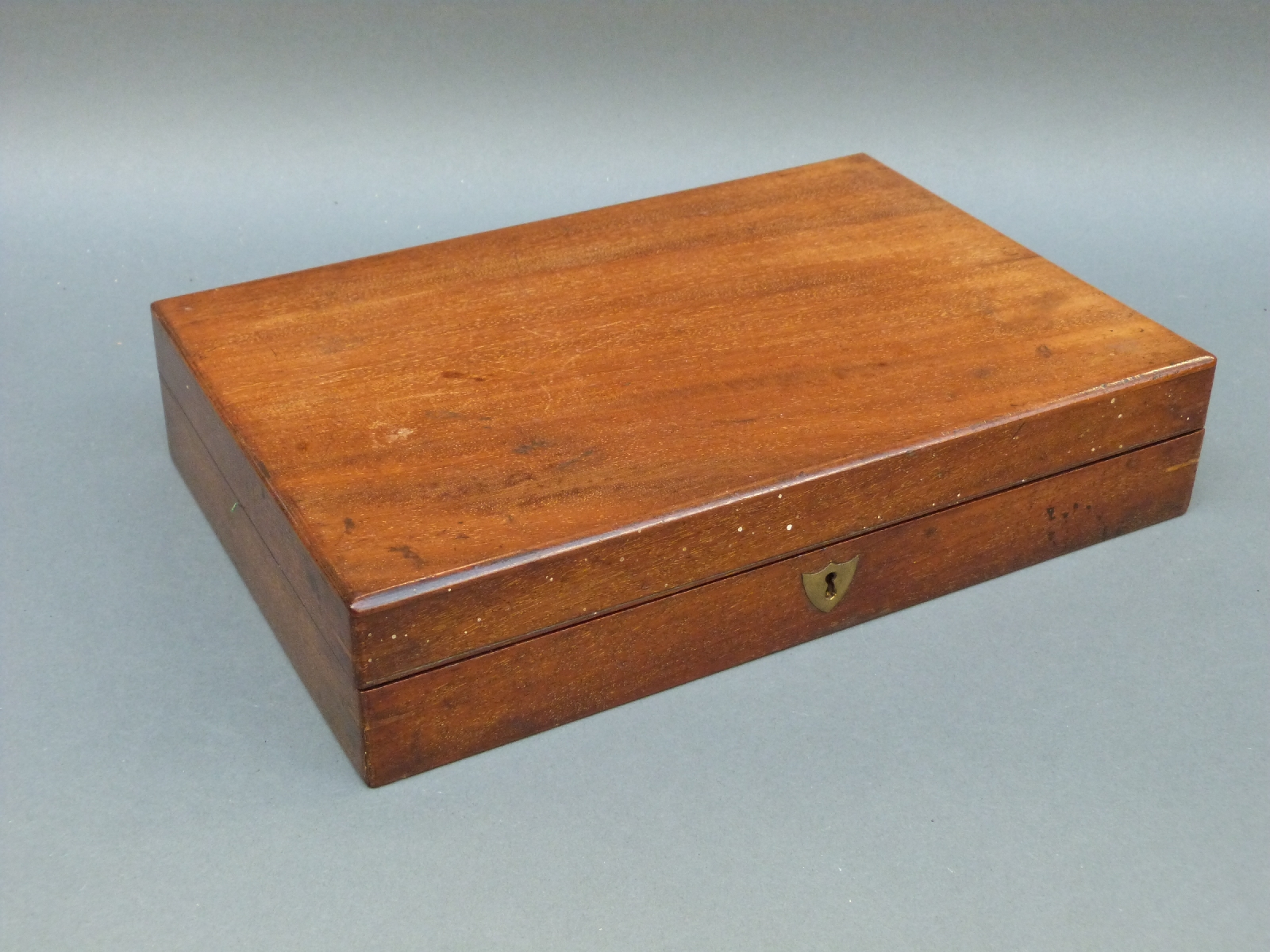 A wooden pistol / revolver box with fitted felt lined interior and