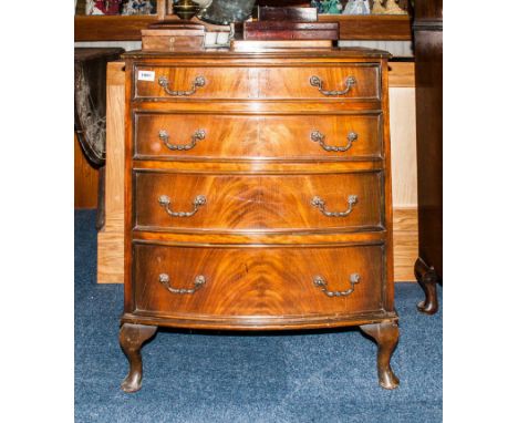 Early To Mid 20thC Walnut Chest Of Drawers, Bow Fronted Form With 4 Graduating Drawers Raised On Short Cabriole Legs, Height 