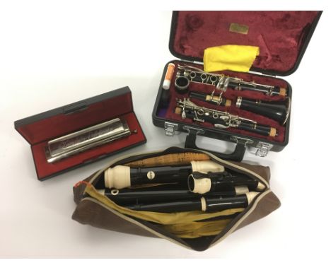 A cased Yamaha clarinet, Larry Adler harmonica and two recorders (4).