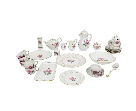   MEISSEN Kaffeeservice f. 6 Personen 'Rote Rose', 2. Wahl, 20. Jhd..  6 Kaffeetassen, 8 Untertassen, 6 Kuchenteller mit durc