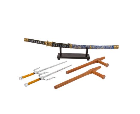   KONVOLUT ASIATISCHE WAFFEN KATANA, PAAR SEI UND TONFA,  alle Teile modern, Katana, Stahlklinge leicht flugrostig, Tsuba Mes