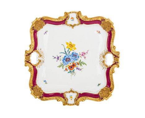   MEISSEN, Prunkplatte, 20.Jh.  II Wahl, Weißporzellan mit üppiger Goldstaffage, Fahne mit Rocaillen- und Muscheldekor, in Ka