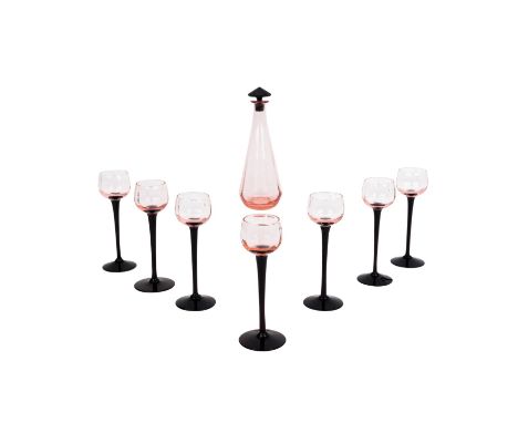   LIKÖRSET ART DÈCO,  1. Hälfte 20. Jh. Karaffe und Sieben Gläser rosafarbenes bzw. Weinrotes Glas. H: 24 cm und 15 cm. Leich