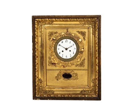   BIEDERMEIER RAHMENUHR  Österreich, 1820/1830, beschnitztes, gold gefasstes Ochsenaugen-Rahmengehäuse mit Pendelschauöffung,