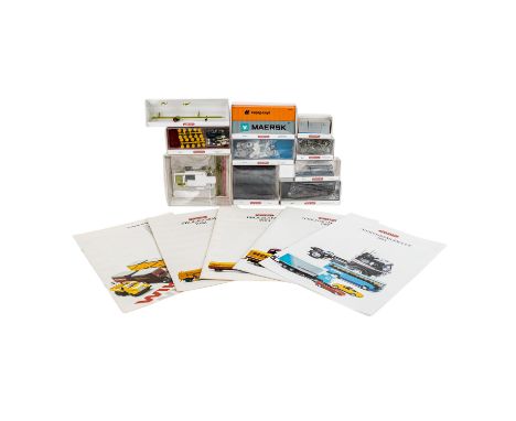   WIKING Konvolut von 11 Packungen Fahrzeuge und Zubehör im Maßstab 1:87,  bestehend aus 5  Zubehörpackungen "Ladegut", "Verb
