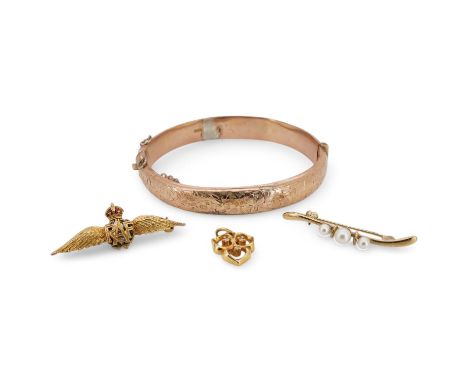 A George V 9ct gold bangle, a 375 and cultured pearl bar brooch,37mm, a modern 9ct gold and three stone diamond set small pen