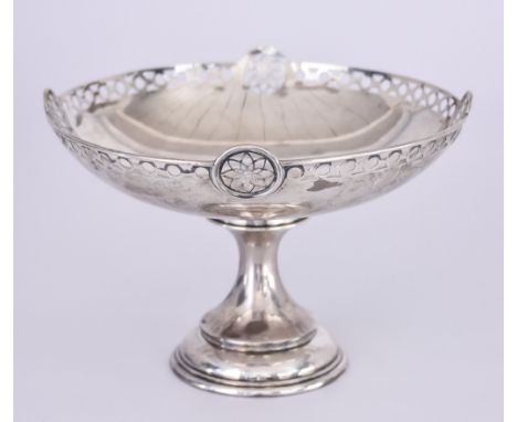A George V Silver Circular Tazza, by Walker &amp; Hall, Sheffield 1926, with pierced rim and on moulded circular foot rim, 8.