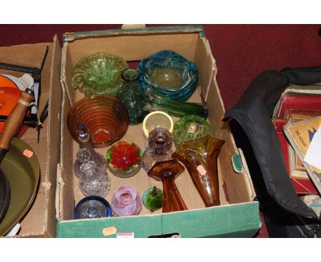 A box of miscellaneous glassware, to include Caithness 'moondrop' paperweight, art glass bowl etc 