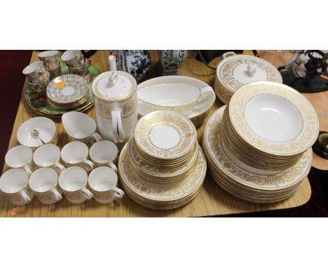 A Royal Worcester Hyde Park pattern dinner and tea serviceCondition report: A good quality service in good condition.Appears 
