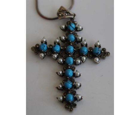 A contemporary white metal faux turquoise and faux pearl set cross pendant, 7cm, on finelink neck chain