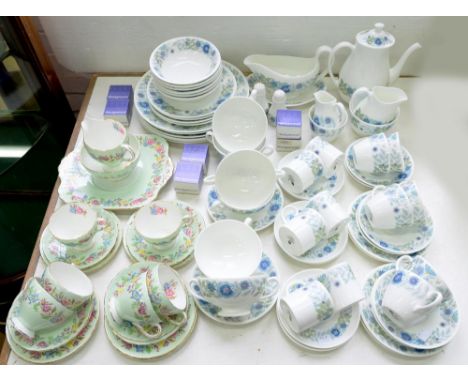 A WEDGWOOD BONE CHINA CLEMENTINE PATTERN DINNER SERVICE, INCLUDING SIX BOXED NAPKIN RINGS AND AN E. BRAIN FOLEY BONE CHINA FL