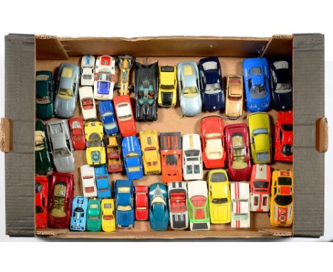 A COLLECTION OF CORGI AND DINKY TOYS, PRINCIPALLY SPORTS CARS, TO INCLUDE CORGI JAMES BOND ASTON MARTIN DB5, BATMOBILE AND SE